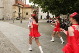 Princezny - mažoretky z Hluboké nad Vltavou - 2012 05. 21. - Piaristické náměstí s kapelou Armonia