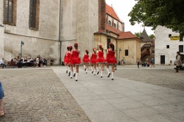 Princezny - mažoretky z Hluboké nad Vltavou - 2012 05. 21. - Piaristické náměstí s kapelou Armonia