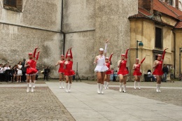 Princezny - mažoretky z Hluboké nad Vltavou - 2012 05. 21. - Piaristické náměstí s kapelou Armonia