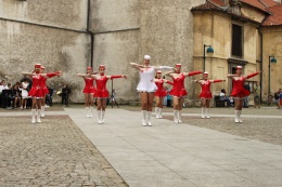 Princezny - mažoretky z Hluboké nad Vltavou - 2012 05. 21. - Piaristické náměstí s kapelou Armonia