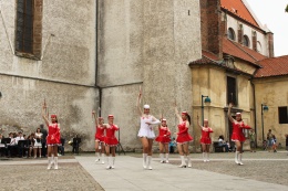 Princezny - mažoretky z Hluboké nad Vltavou - 2012 05. 21. - Piaristické náměstí s kapelou Armonia