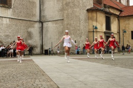 Princezny - mažoretky z Hluboké nad Vltavou - 2012 05. 21. - Piaristické náměstí s kapelou Armonia