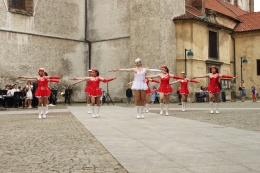 Princezny - mažoretky z Hluboké nad Vltavou - 2012 05. 21. - Piaristické náměstí s kapelou Armonia