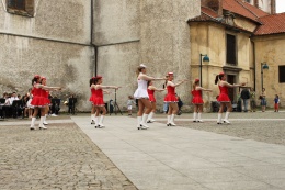 Princezny - mažoretky z Hluboké nad Vltavou - 2012 05. 21. - Piaristické náměstí s kapelou Armonia