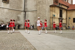 Princezny - mažoretky z Hluboké nad Vltavou - 2012 05. 21. - Piaristické náměstí s kapelou Armonia