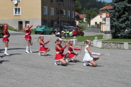 Princezny - mažoretky z Hluboké nad Vltavou - 2012 08. 18. - 700 let obce Výnězda - Omlenička