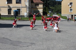 Princezny - mažoretky z Hluboké nad Vltavou - 2012 08. 18. - 700 let obce Výnězda - Omlenička