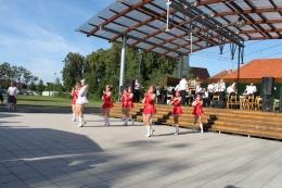 Princezny - mažoretky z Hluboké nad Vltavou - 2012 08. 18. - Lomnice nad Lužnicí - 7. ročník dechovkového festivalu