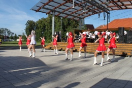 Princezny - mažoretky z Hluboké nad Vltavou - 2012 08. 18. - Lomnice nad Lužnicí - 7. ročník dechovkového festivalu