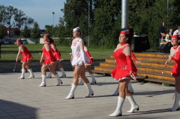 Princezny - mažoretky z Hluboké nad Vltavou - 2012 08. 18. - Lomnice nad Lužnicí - 7. ročník dechovkového festivalu