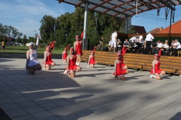 Princezny - mažoretky z Hluboké nad Vltavou - 2012 08. 18. - Lomnice nad Lužnicí - 7. ročník dechovkového festivalu