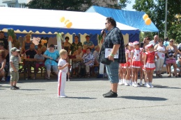 Princezny - mažoretky z Hluboké nad Vltavou - 2012 08. 18. - Slavnosti mrkve ve Zlivi