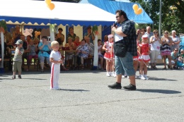 Princezny - mažoretky z Hluboké nad Vltavou - 2012 08. 18. - Slavnosti mrkve ve Zlivi