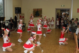 Princezny - mažoretky z Hluboké nad Vltavou - 2012 11. 21. - Odpoledne pro důchodce v Parkhotelu