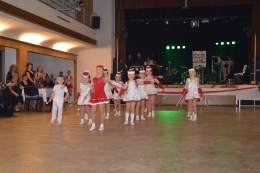 Princezny - mažoretky z Hluboké nad Vltavou - 2013 02. 22. - Zliv Svíčkový ples