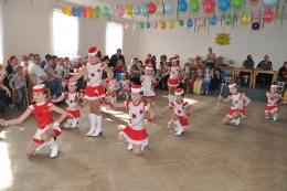 Princezny - mažoretky z Hluboké nad Vltavou - 2013 03. 02. - Dobřejovice maškarní bál